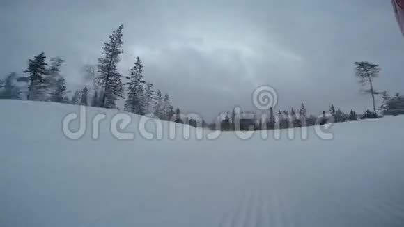 在极端雪行驶中的车前主观摄像机视频的预览图