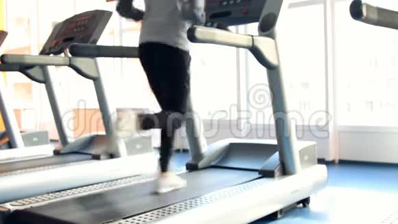 在健身房锻炼的人在机器上运行重点之外视频的预览图