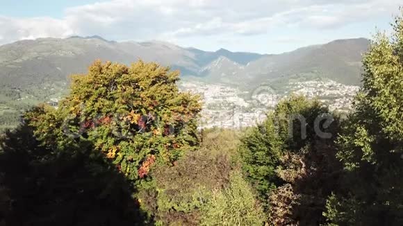 从空中俯瞰莱夫甘迪诺卡斯尼戈皮亚和卡扎诺圣安德里亚伯加莫等村庄视频的预览图