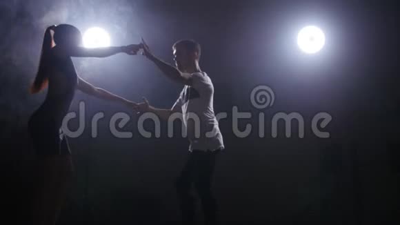 美女夫妇在黑暗的房间里跳舞视频的预览图