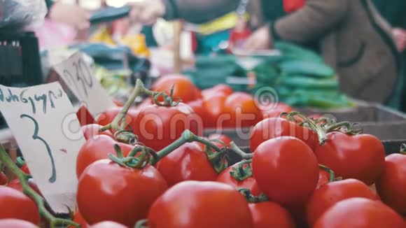 在杂货店市场展示番茄和蔬菜贸易视频的预览图