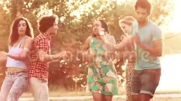 五个朋友在日落时跳舞视频的预览图