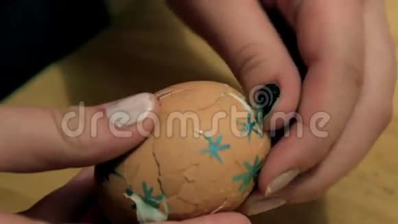 剥皮明星设计的煮熟的鸡蛋视频的预览图
