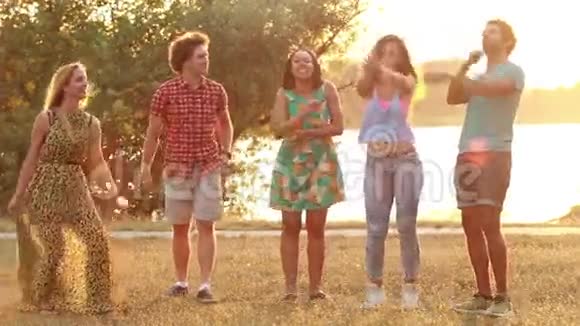 五个朋友在日落时跳舞视频的预览图
