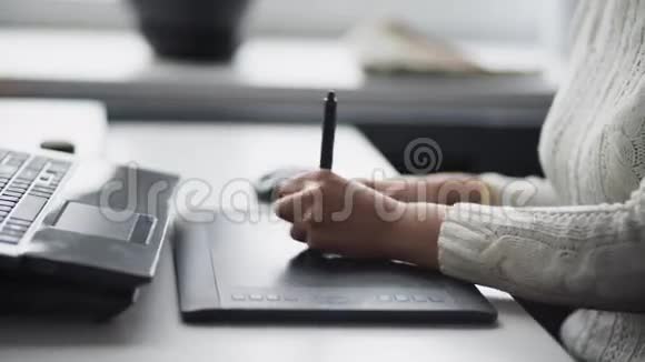 手放在平板电脑上白色背景下孤立存在视频的预览图