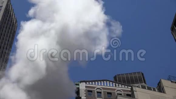 烟雾燃烧的火空气污染视频的预览图