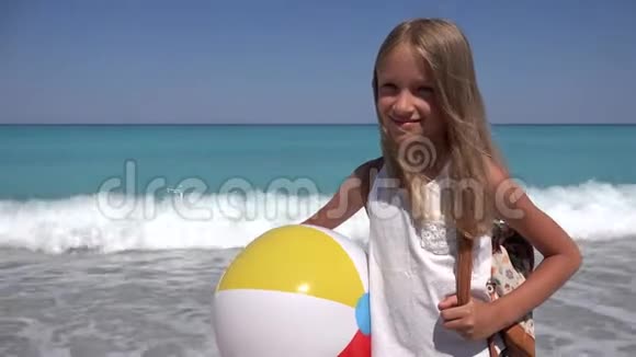 海滩上快乐的孩子海岸4K海浪上欢笑的小女孩视频的预览图