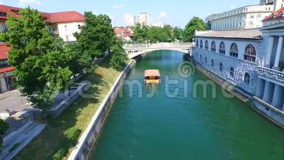 斯洛文尼亚卢布尔雅那卢布尔雅那河桥和船的鸟瞰图视频的预览图
