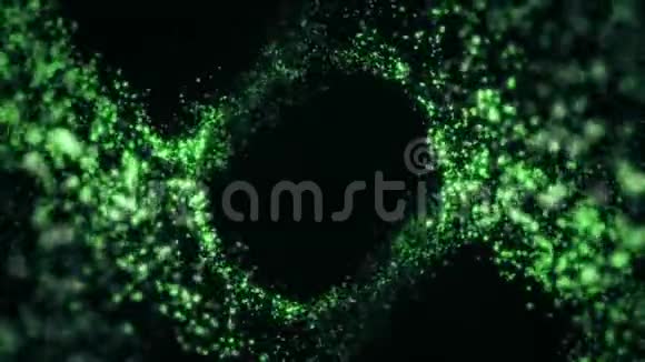 黑色背景上美丽的飞行闪烁绿色粒子的抽象动画五颜六色的火花视频的预览图