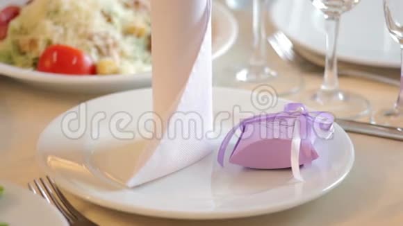 餐厅装饰精美的婚礼桌视频的预览图