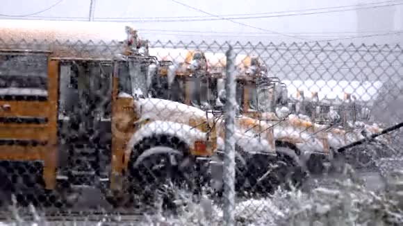 校车冬天雪教育视频的预览图