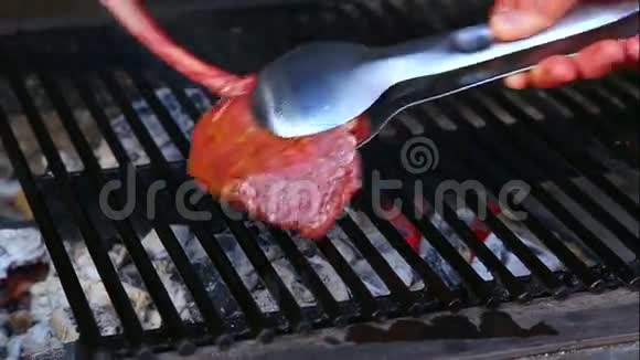 新鲜羊排用木炭烤肉在烤架上煮熟烧羊肉的过程视频的预览图
