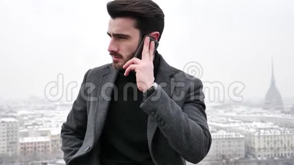 帅气的时髦男人用手机说话视频的预览图