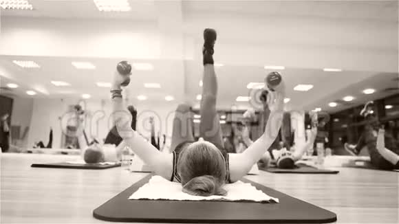 健美操女子健身房视频的预览图