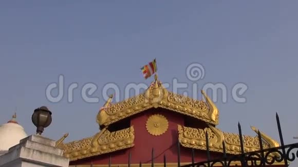古希那加寺上的亚洲佛教徒彩旗视频的预览图
