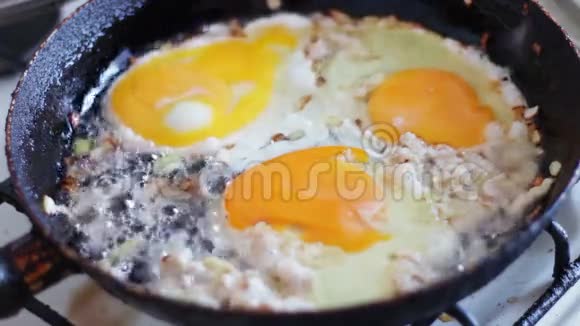 煎锅中加入炒洋葱肉末和香料的炒鸡蛋视频的预览图