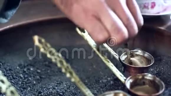 一个人煮土耳其咖啡视频的预览图