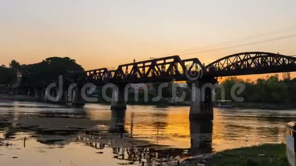 随着游客在桥上散步桥在葵河上的时间流逝是一个重要的里程碑视频的预览图