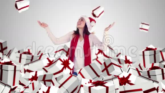 喜庆的深色头发和落下的圣诞礼物视频的预览图
