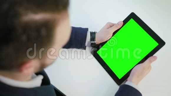 一个使用绿色屏幕的i垫的人视频的预览图
