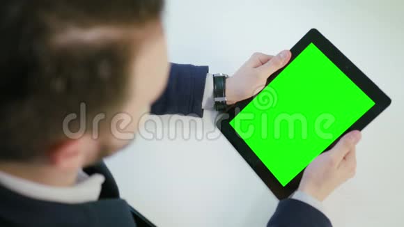一个使用绿色屏幕的i垫的人视频的预览图