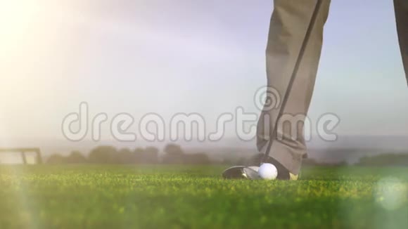 在美丽的夏日早晨打高尔夫视频的预览图