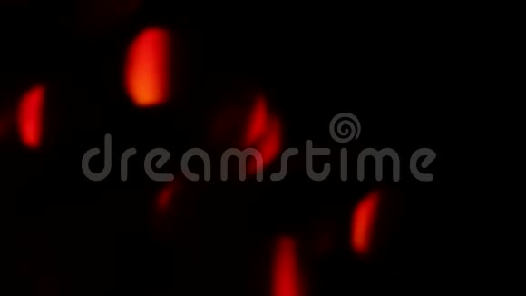 流动的灯光神秘的眩光红色的模糊斑点视频的预览图