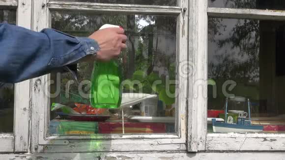 农场的清洁窗户视频的预览图