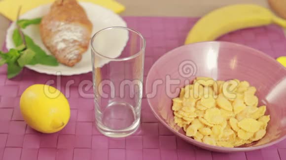 早餐时用玻璃杯倒入橙汁视频的预览图