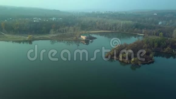 回声公园湖上空的空中镜头视频的预览图
