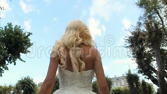 美丽的新娘在散步视频的预览图