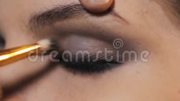 创意眼妆时髦的烟眼视频的预览图