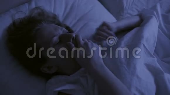 失眠的概念晚上睡不着的女人视频的预览图