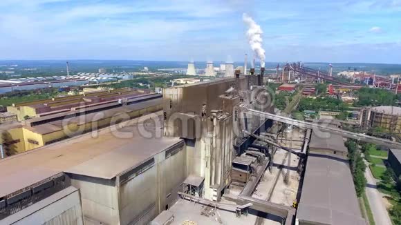 在阳光明媚的日子有烟囱的钢铁厂冶金厂钢铁厂钢铁厂欧洲重工业空气污染视频的预览图