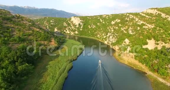 克罗地亚Zrmanja河上超速行驶的一艘摩托艇的鸟瞰图视频的预览图