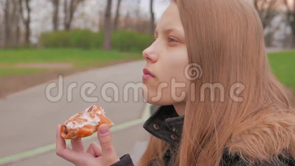 少女吃蛋糕或馅饼4UHDK视频的预览图