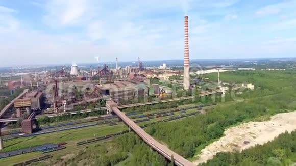 在阳光明媚的日子有烟囱的钢铁厂冶金厂钢铁厂钢铁厂欧洲重工业空气污染视频的预览图