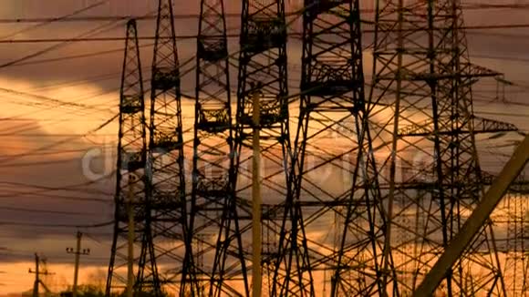 有高压塔和电力线路的美丽景观视频的预览图