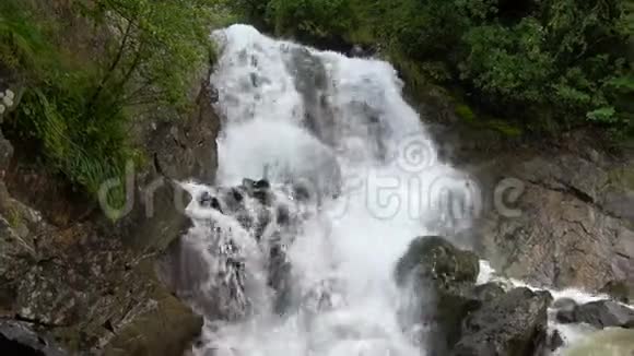 俄罗斯高加索Dombay国家公园的高山瀑布场景视频的预览图