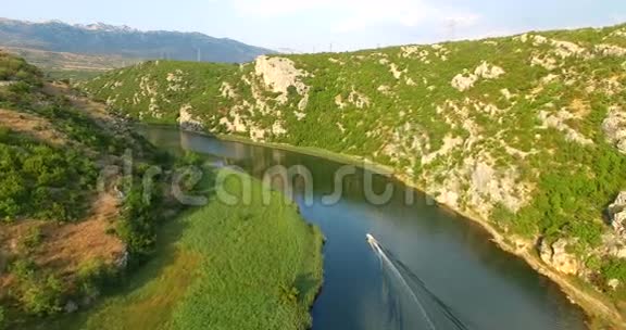 克罗地亚Zrmanja河上超速行驶的一艘摩托艇的鸟瞰图视频的预览图