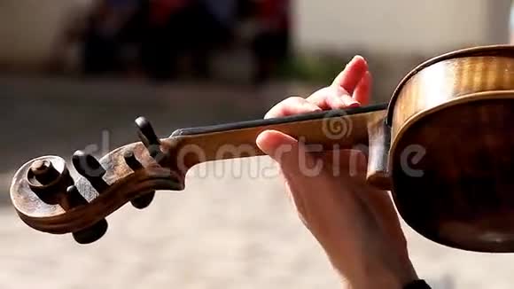 小提琴特写双手女孩演奏视频的预览图