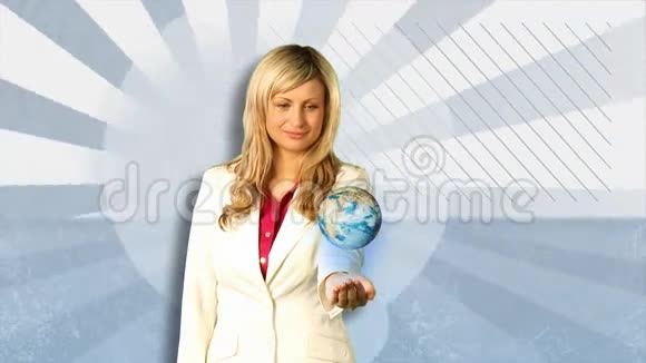 女人拿着旋转环球视频的预览图