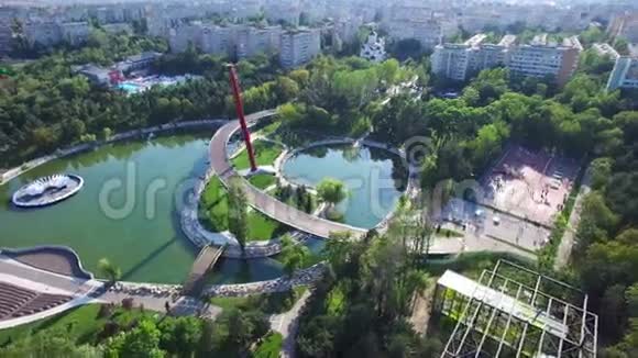 罗马尼亚布加勒斯特Moghioros公园上空的空中飞行视频的预览图