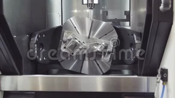 金工数控铣床切割金属现代加工技术现代加工机视频的预览图