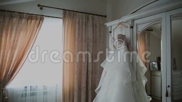 挂在门上的婚纱视频的预览图