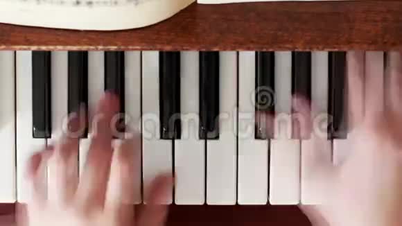 在模糊的运动中演奏钢琴视频的预览图