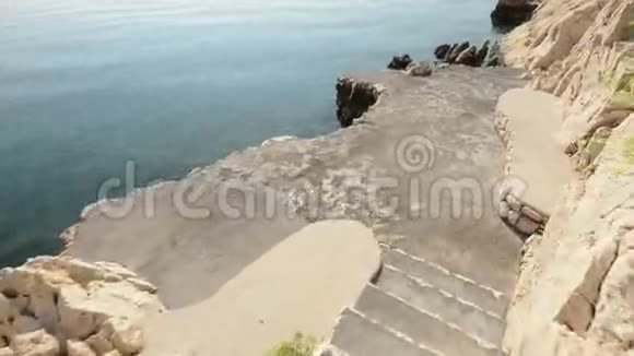 一个带有滑翔伞的海岸的运动镜头视频的预览图