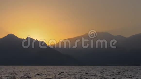 傍晚的太阳海边的山视频的预览图