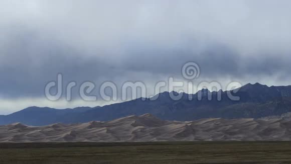 大沙丘上空的暴雨视频的预览图