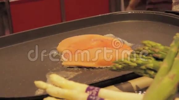 烤架上的鲑鱼烹饪日式烹饪视频的预览图